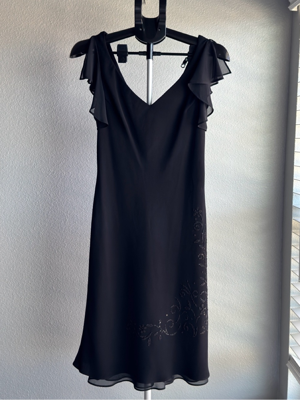Black V-Neck Midi Dress Ruffle Sleeves 90’s